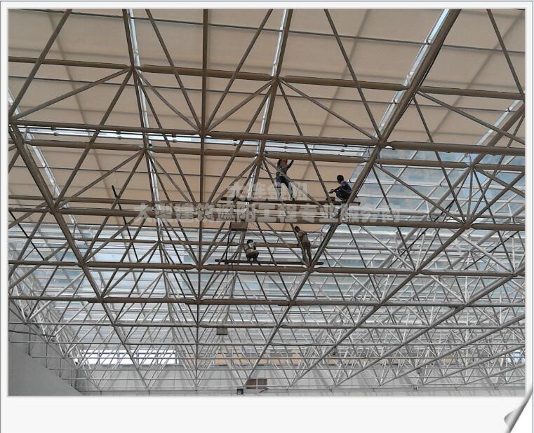 高空球形網架作業施工現場